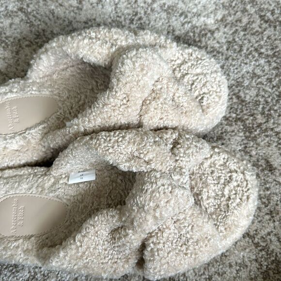 Abercrombie & Fitch Cream Sherpa Slippers 10 - Picture 2 of 5